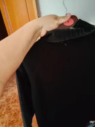 Chaqueta negra con cremallera