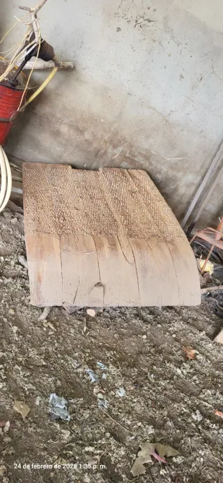 Trillo antiguo grande de madera