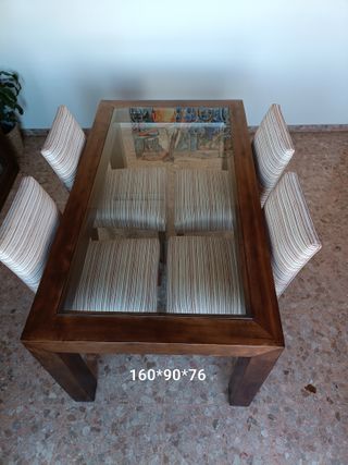 Mesa de comedor de madera y cristal