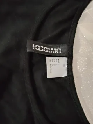 Ropa negra y multicolor