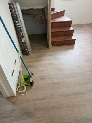 Instalador de suelos laminados e rodapié