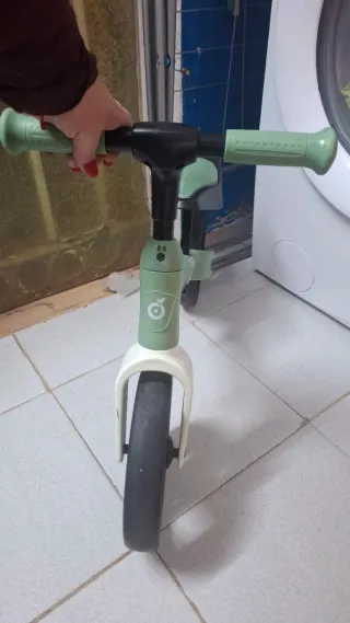 Bicicleta de equilibrio infantil.