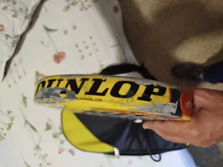 Pala de pádel Dunlop con funda usada