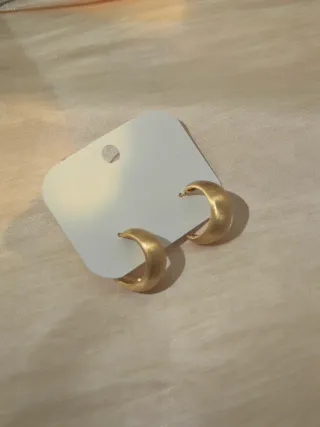 Orecchini a lobo mini cerchio C finitura satinata