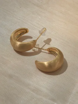 Orecchini a lobo mini cerchio C finitura satinata