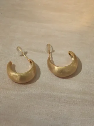 Orecchini a lobo mini cerchio C finitura satinata