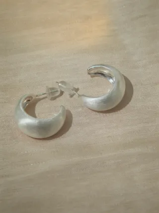 Orecchini a lobo mini cerchio C finitura satinata