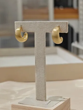 Orecchini a lobo mini cerchio C finitura satinata