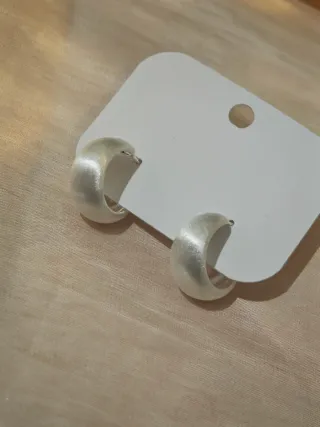 Orecchini a lobo mini cerchio C finitura satinata