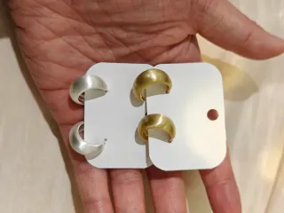 Orecchini a lobo mini cerchio C finitura satinata