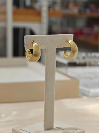 Orecchini a lobo mini cerchio C finitura satinata