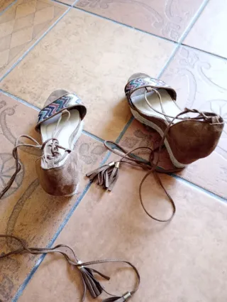 Sandalias de cuña con cordones y flecos
