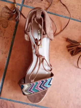 Sandalias de cuña con cordones y flecos