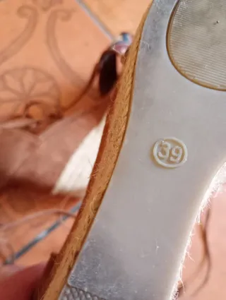 Sandalias de cuña con cordones y flecos