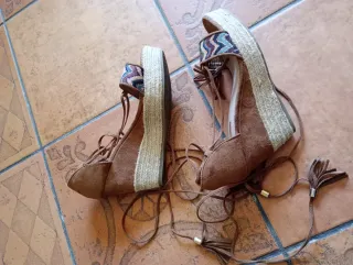 Sandalias de cuña con cordones y flecos