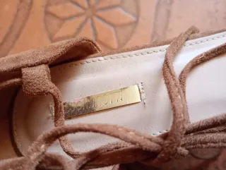 Sandalias de cuña con cordones y flecos