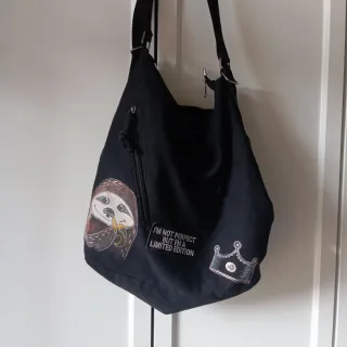 Zaino nero con patch e dipinto a mano