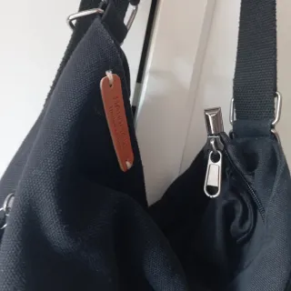 Zaino nero con patch e dipinto a mano