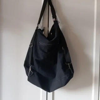 Zaino nero con patch e dipinto a mano