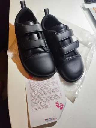 Deportivo barefoot colegial respetuoso