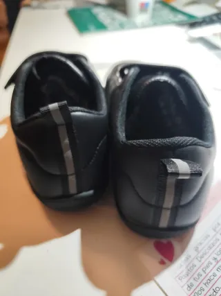 Deportivo barefoot colegial respetuoso