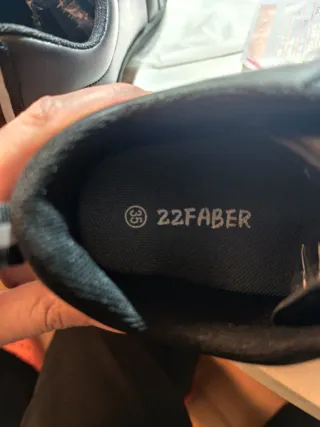 Deportivo barefoot colegial respetuoso