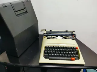 Máquina de escribir Olivetti Lettera 12