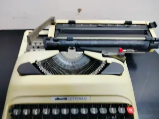 Máquina de escribir Olivetti Lettera 12