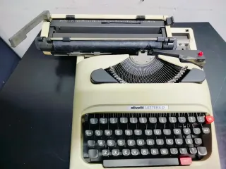 Máquina de escribir Olivetti Lettera 12