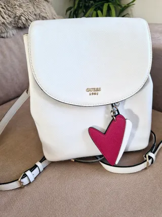 Mochila Guess Blanca Corazón Rojo