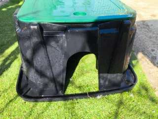 Arqueta riego jardín verde y negro