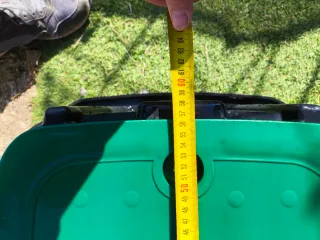 Arqueta riego jardín verde y negro