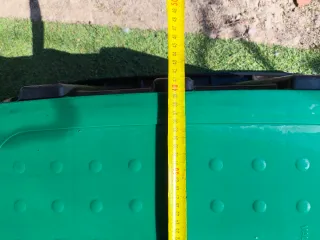 Arqueta riego jardín verde y negro