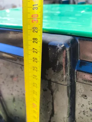 Arqueta riego jardín verde y negro