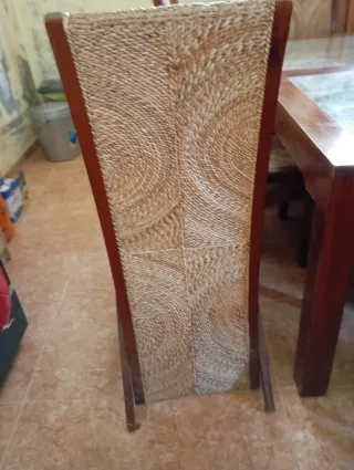 Mesa comedor madera con 8 sillas ratán y cristal
