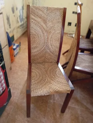 Mesa comedor madera con 8 sillas ratán y cristal