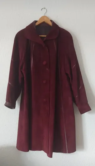 Abrigo de piel burdeos