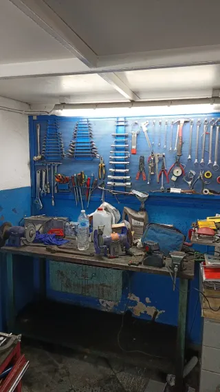 Banco de herramientas con tablero y tornillo