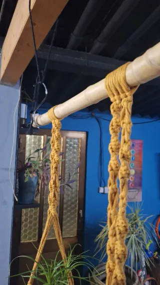 Prateleira em bambu com técnica de macramé