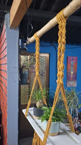 Prateleira em bambu com técnica de macramé