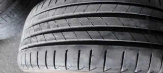 225/40 R19 93Y