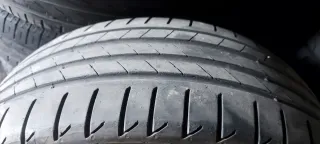 225/40 R19 93Y