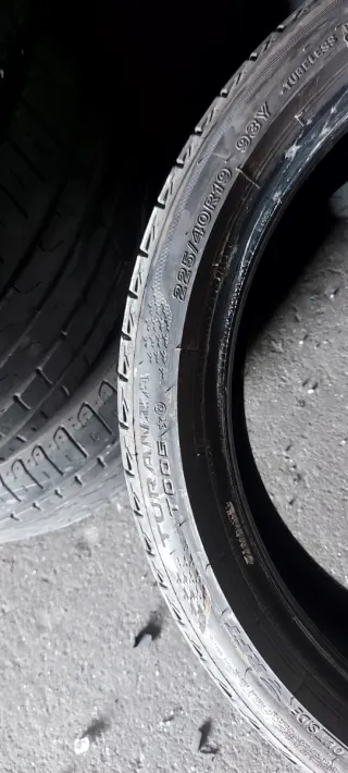 225/40 R19 93Y