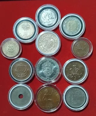 Lote variado de monedas extranjeras