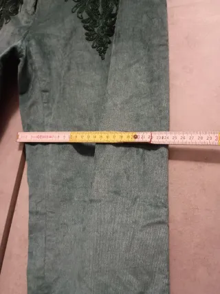 Pantaloni vintage verdi con ricami