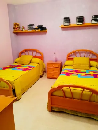 Dormitorio completo con dos camas