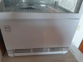 Nevera expositora bebidas y postres