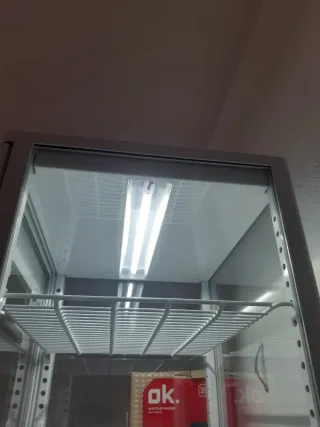 Nevera expositora bebidas y postres