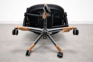 Silla de oficina beige y negra