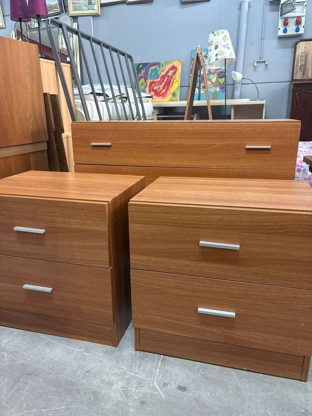 CÓMODA Y 2 MESITAS DE NOCHE